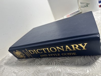 Webster's New World Compact Desk Dictionary & Style Guide: Second Edition 2001