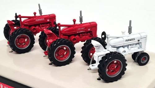 Ertl 1/64 - Farmall 'M' 3 Piece Tractor set 1939-1951 Diecast Farm Vehicles - Picture 7 of 7