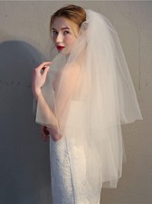 Women's Simple Tulle Veil 2-Tier Bridal Wedding Veil with Comb Cut Edge Ivory
