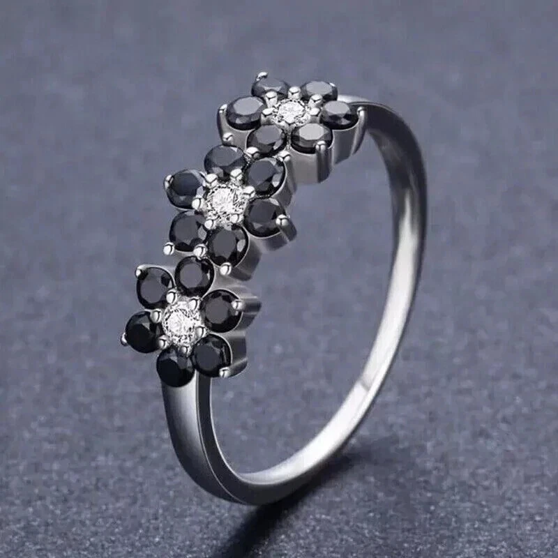 Anillo de flores negras de oro blanco de 14 quilates con diamantes creados en laboratorio de corte redondo de 1 quilate FN Foto 3 de 4