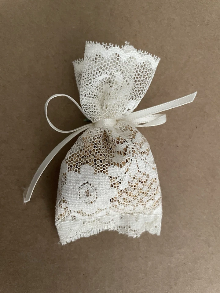 100 sacos de renda de sementes de pássaros amarrados à mão com um laço de fita e flores bordadas - Imagem 3 de 3