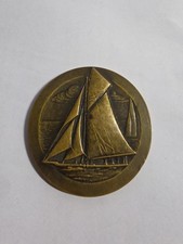 MEDAILLE EN BRONZE   SIGNEE SORUN BATEAUX VOILIERS REGATES