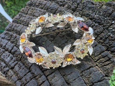 Broche couronne florale cristal multicolore argenté