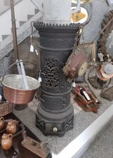 Vecchia antica Stufa legna ghisa Museo vintage vecchio camino artigianale Legno