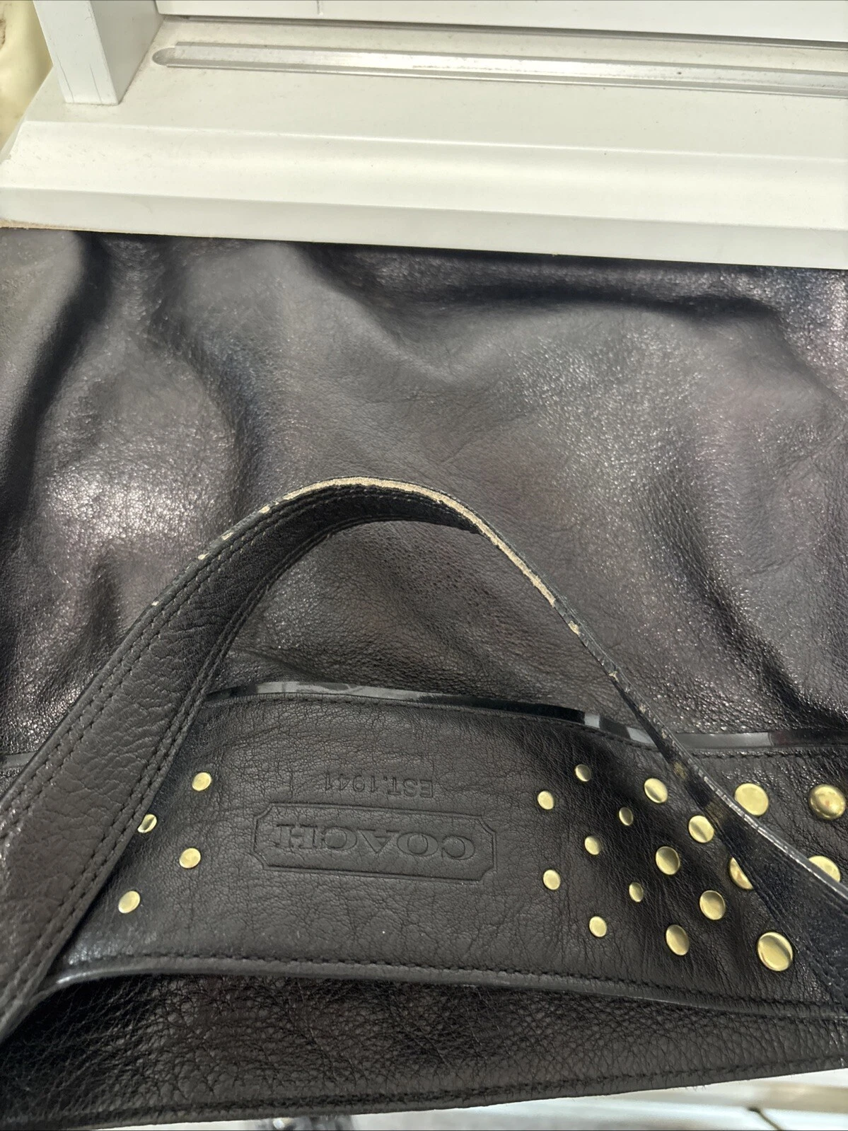 Borsa a tracolla Coach nera con borchie oro