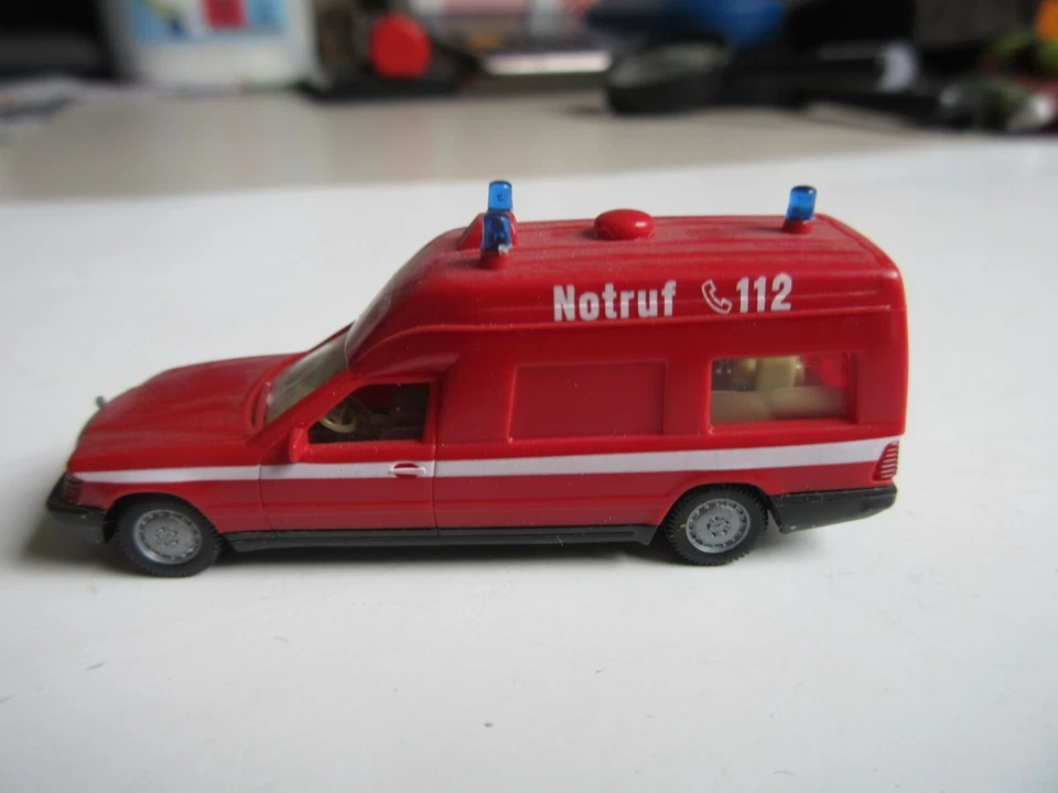 Wiking 1:87 Mercedes Binz 2001 Pompieri Ambulanza !!! - Immagine 2 di 4