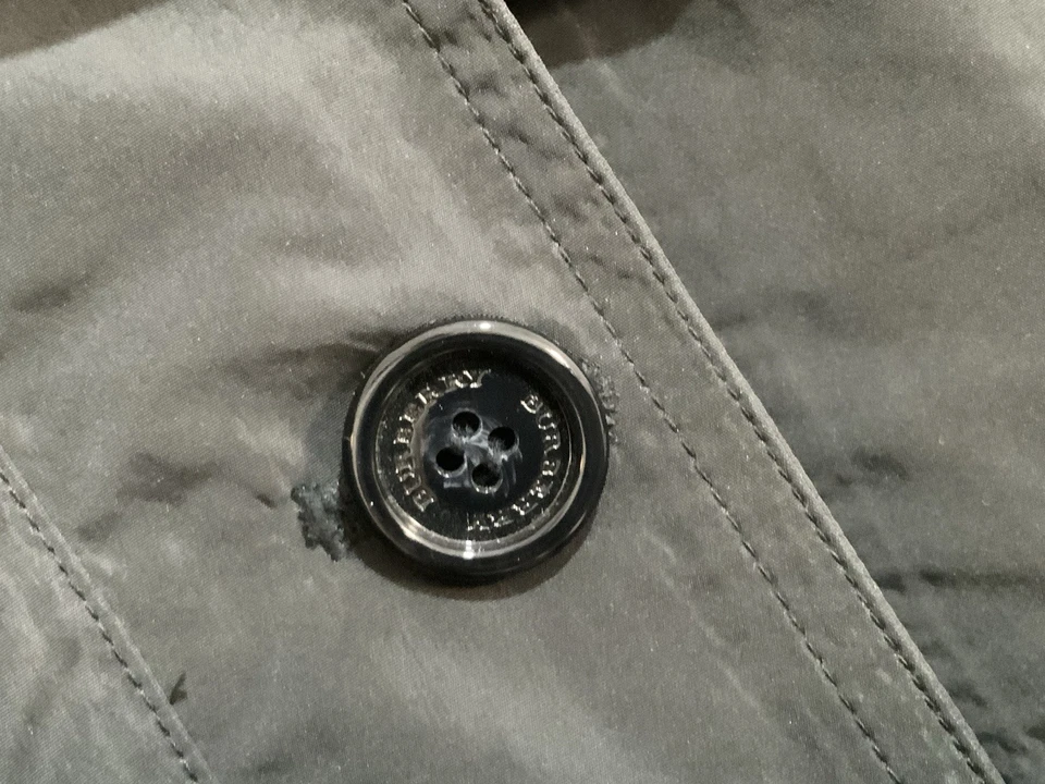 Jaqueta feminina Burberry London com cinto preto com fecho de botão e zíper. " PVC TAMANHO L - Imagem 4 de 4