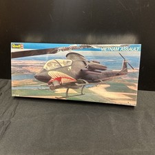 Revell Model #4442 Vietnam Assualt AH-1 Cobra Helicopter 1:32 Scale 1985 SEALED