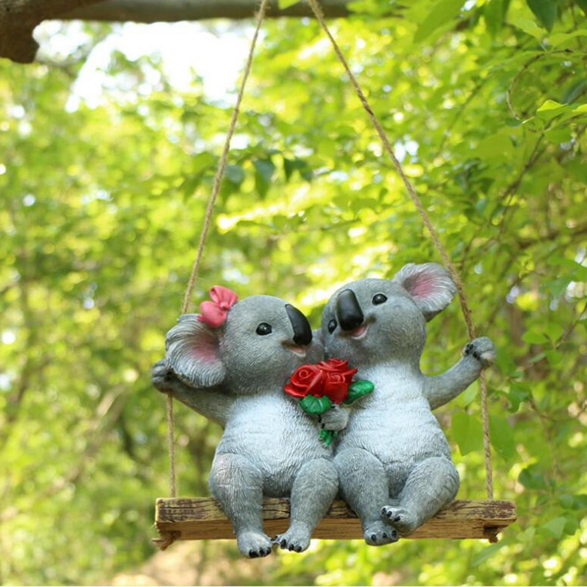 Garden Mile® Swingende Koalabeer Dierlijke Hars Tuinbeelden Buiten Binnen Boom Opknoping Tuin Ornamenten Woondecoraties Nieuwigheid Geschenkidee voor Tuin, Gazon, Patio Veranda, Weerbestendig (23 x 20