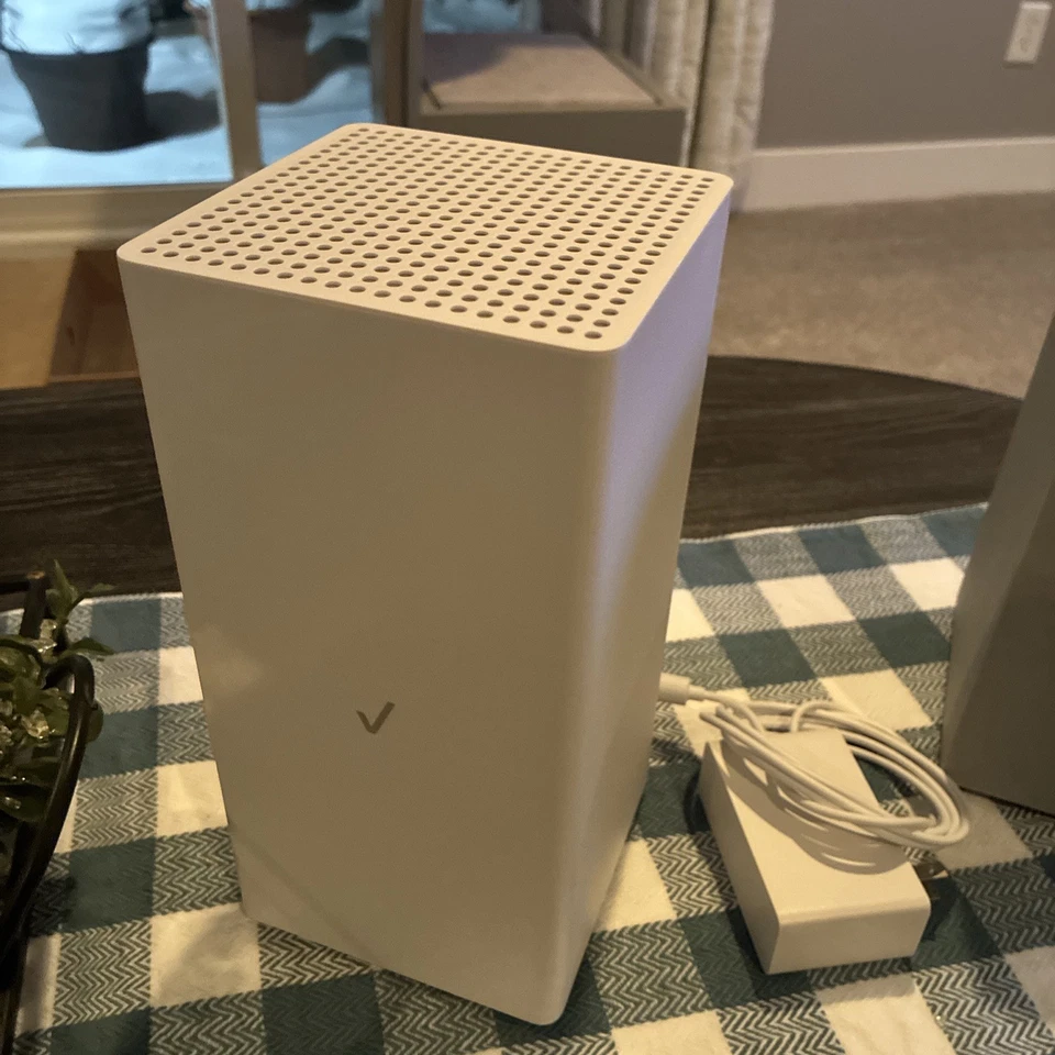 Verizon Internet Gateway WNC-CR200A WiFi6 & Verizon Wi-Fi Extender - Image 3 of 4