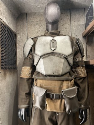 Disney Star Wars Galaxy s Edge Mandalorian Armor Set Chest Shoulder Plates NWT