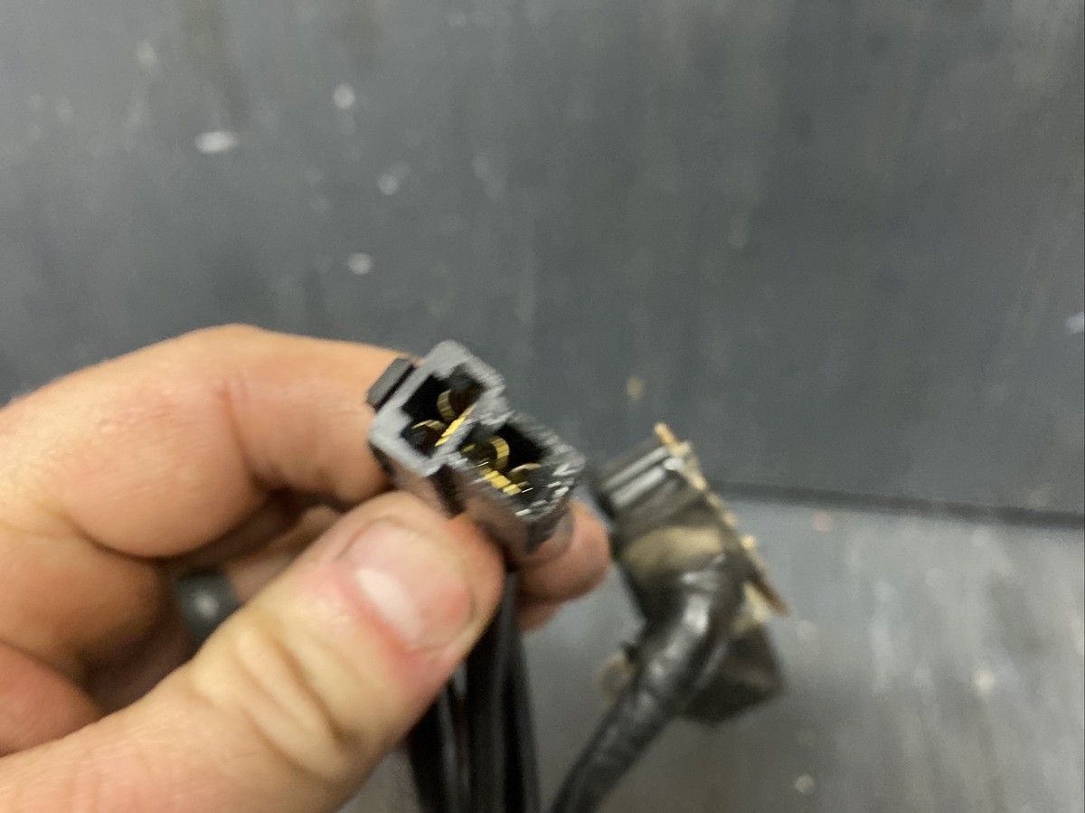 メキシコ 2007-2008 Kawasaki Ninja ZX6R Right front footpeg bracket OEM