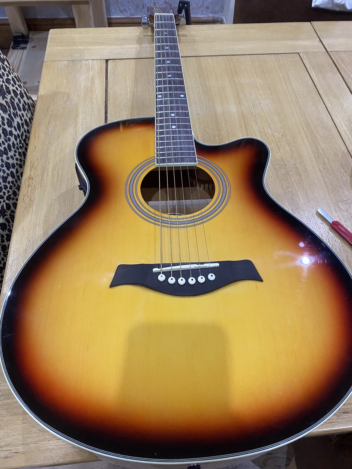 SINGLE CUTAWAY ACOUSTIC/ELECTRIC SUNBURST GUITAR EXCELLENT CONDITION