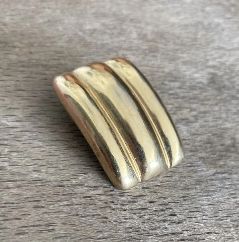 SAINT LAURENT (YSL) Une seule boucle d'oreille Clips Yves Saint Laurent France vintage EARRING YSL