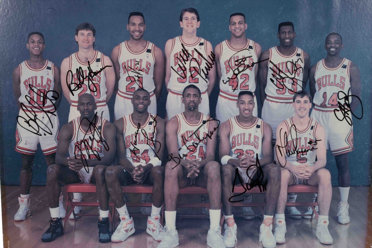 Michael Jordan 1991-92 Chicago Bulls NBA Champs Team Signed 18x21