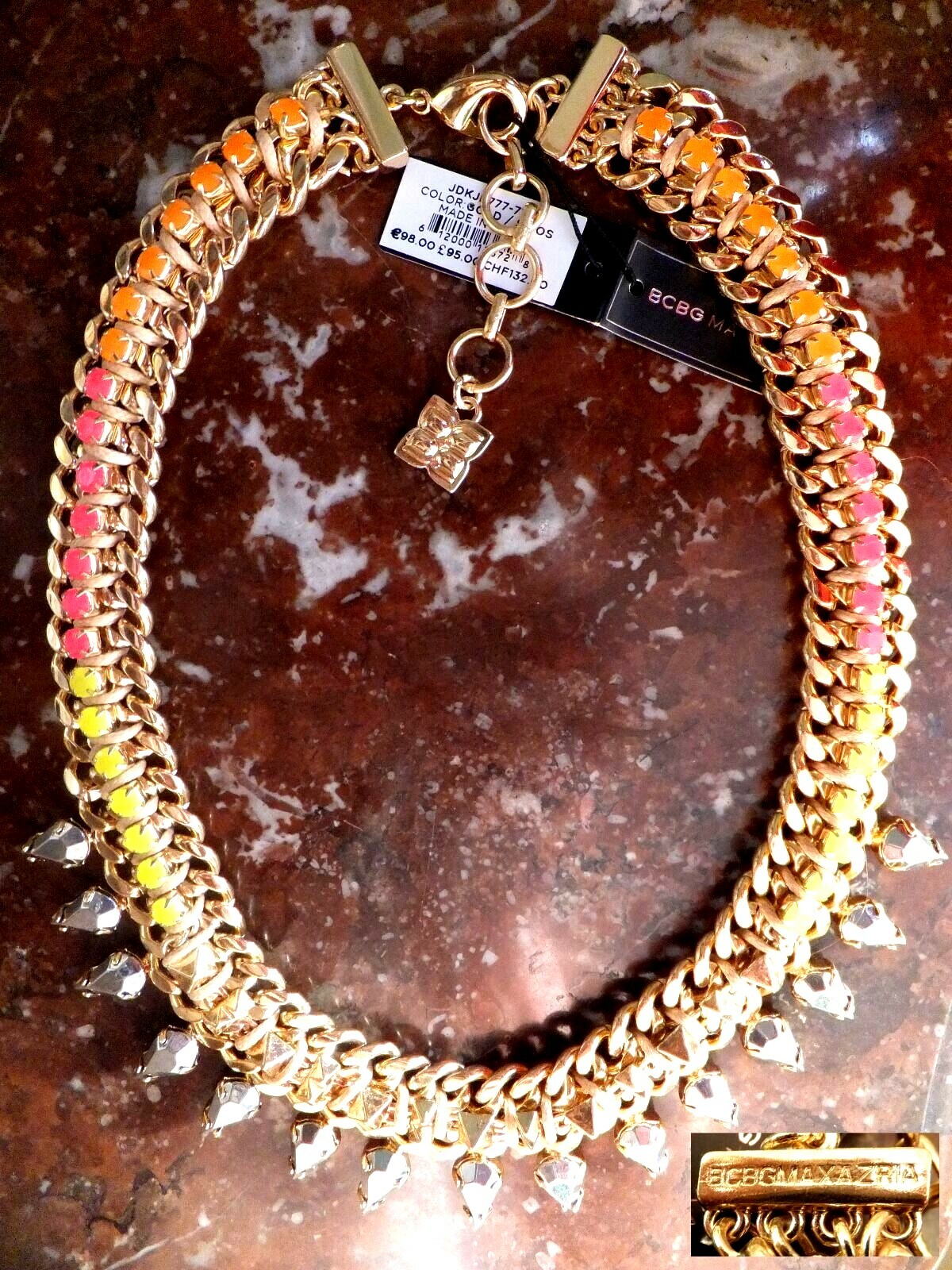 Collier plastron BCBG Maxazria, modèle en métal doré texturé et cristaux de bohème