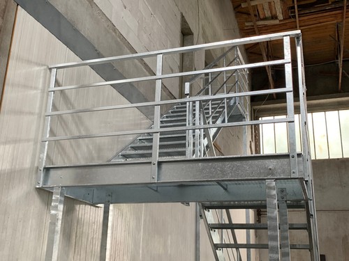 Metall Rettungstreppe 4,4m Industrietreppe Wangentreppe Gegenläufige Treppe 1 m - Bild 8 von 17