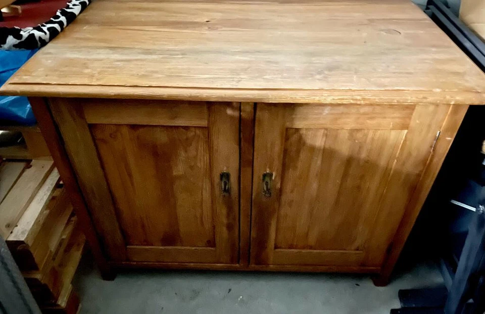 Massive Kiefernholzkommode in gutem Zustand