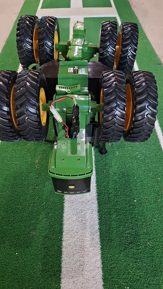 Ertl John Deere 9520 Radio Control RC 4X4 Tractor w/Lights Sound