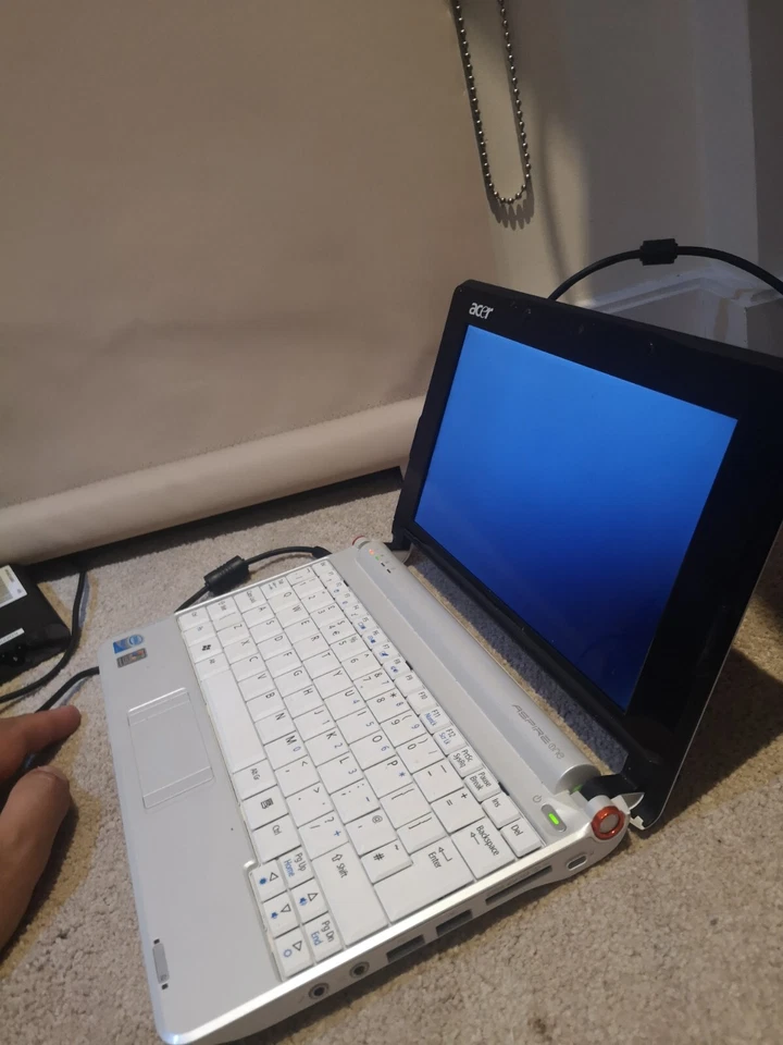 Acer Aspire One mini laptop - great size small laptop - Image 2 of 4