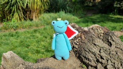 Frosch Stofftier Handarbeit Amigurumi gehäkelt Geschenk Baby Unisex Junge Mädchen Prinz 