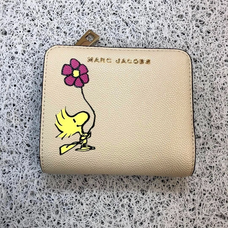 Portafoglio Peanuts Marc Jacobs Snoopy Woodstock Bifold in pelle W4,3" x... - Immagine 2 di 4