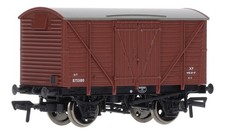 38-161 Bachmann OO 12 Ton Planked Vent Van B755180 in BR Bauxite (Late) Livery
