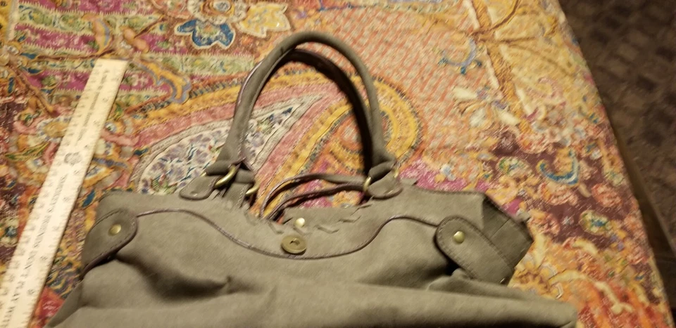 Bolso de mano Cato de imitación de cuero verde oliva forro turquesa adornado en oro  Foto 3 de 4