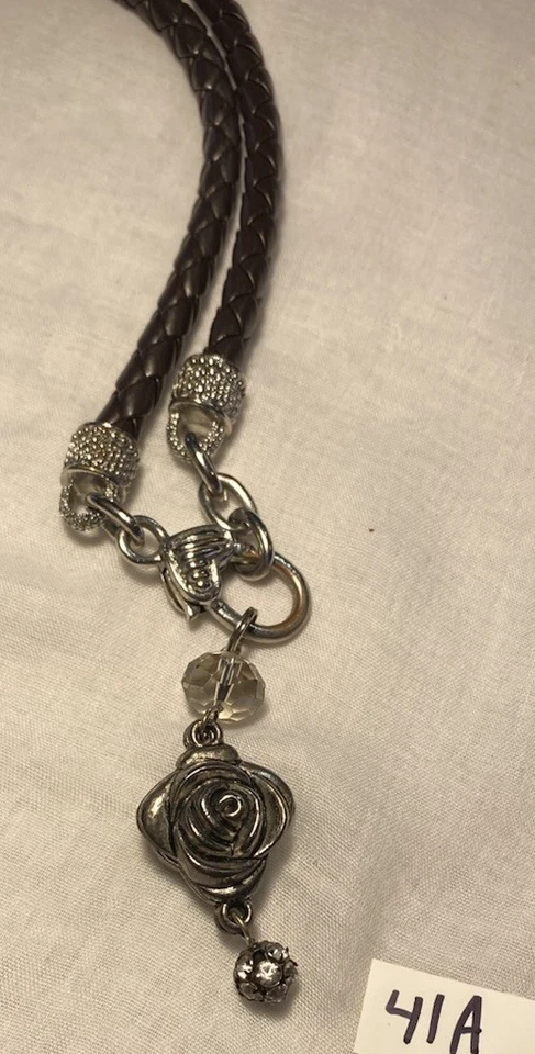 Collar Colgante Flor Trenzada Brighton Tono Plata y Cuero Negro 11’’ Foto 3 de 4