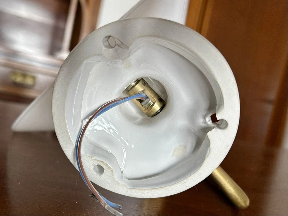 Coppia Applique da Parete Ottone e Vetro Opalino Bianco Vintage Anni 80 - Immagine 3 di 4