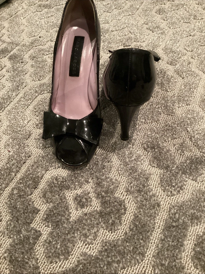 Marc Jacobs Women's Patent Leather Peep-toe Pump With Bow Size 9 - Image 2 of 2