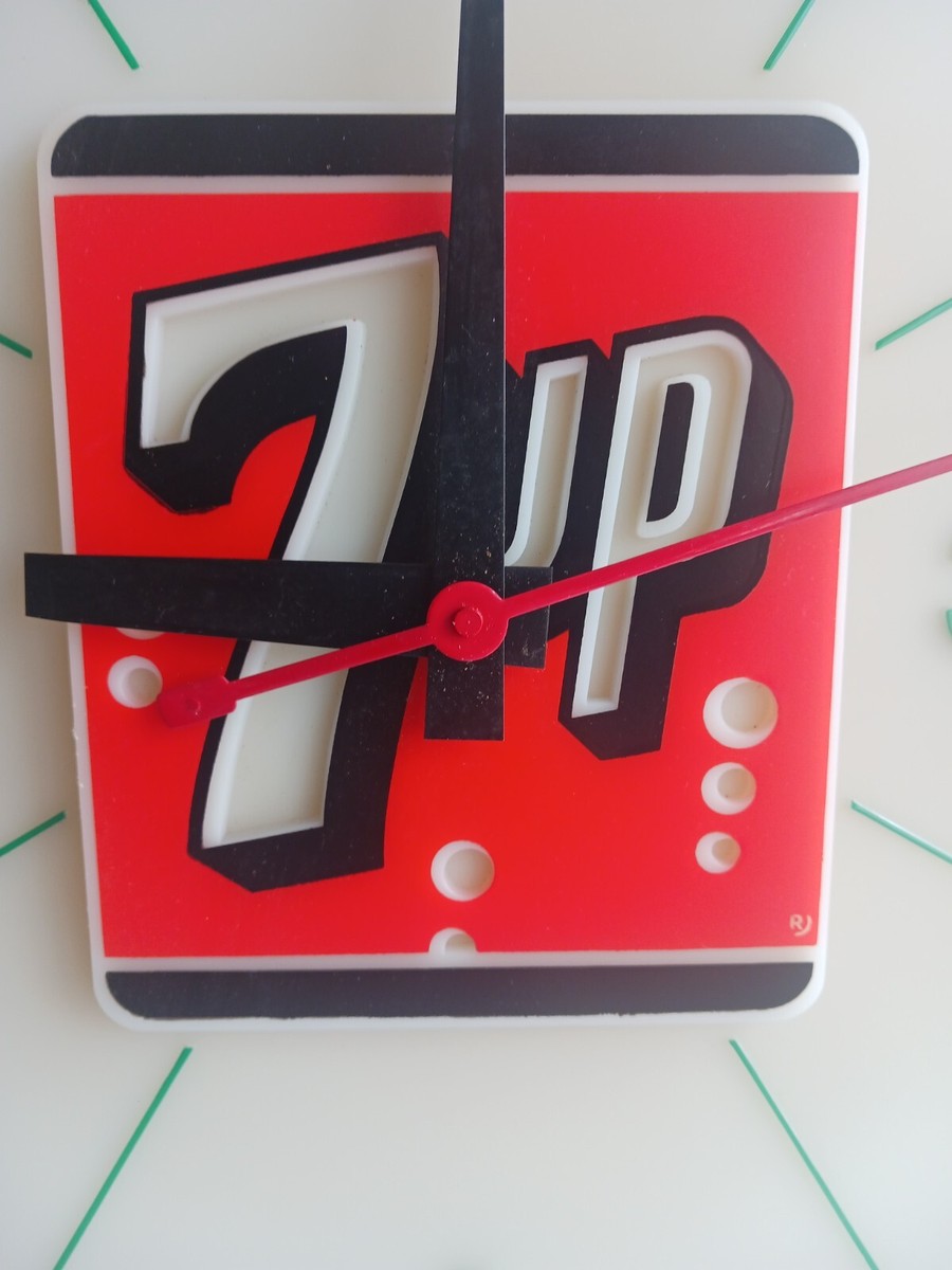Beautiful Vintage 1967 7up Soda Pop Store lighted clock Sign Beautiful Vintage 1967 7up Soda Pop Store lighted clock Sign