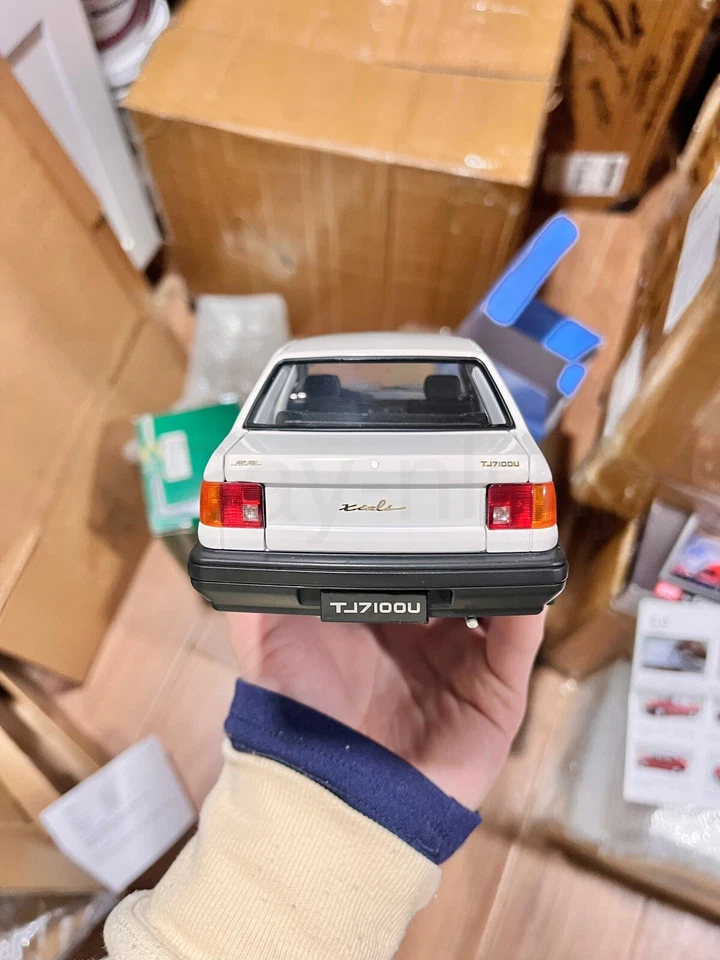 Modelo de coche fundido a presión blanco Daihatsu Charade sedán 7100 Maihe escala 1:18 Foto 4 de 4