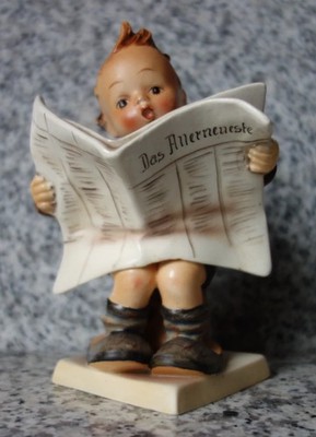 Hummel Figur Hum 184 ''Das Allerneueste'' FM 1 * Kronenmarke * flacher Sockel !