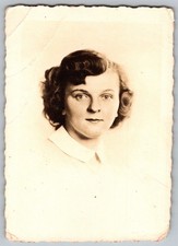 Vtg B&W Snapshot Pretty Woman Short Wavy Hair Peter Pan Collar Portrait 1940s