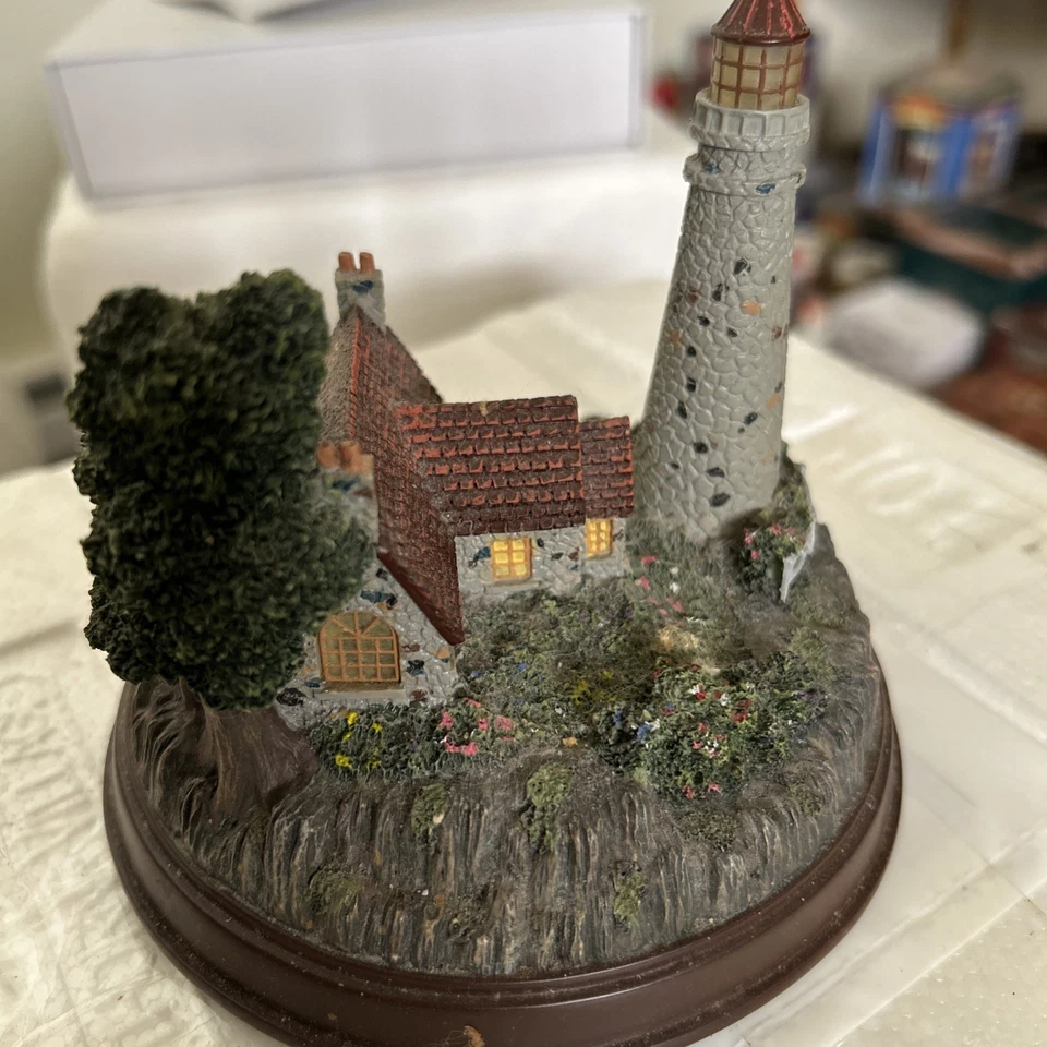 Dos estatuillas de faro Thomas Kinkade a batería Foto 2 de 4