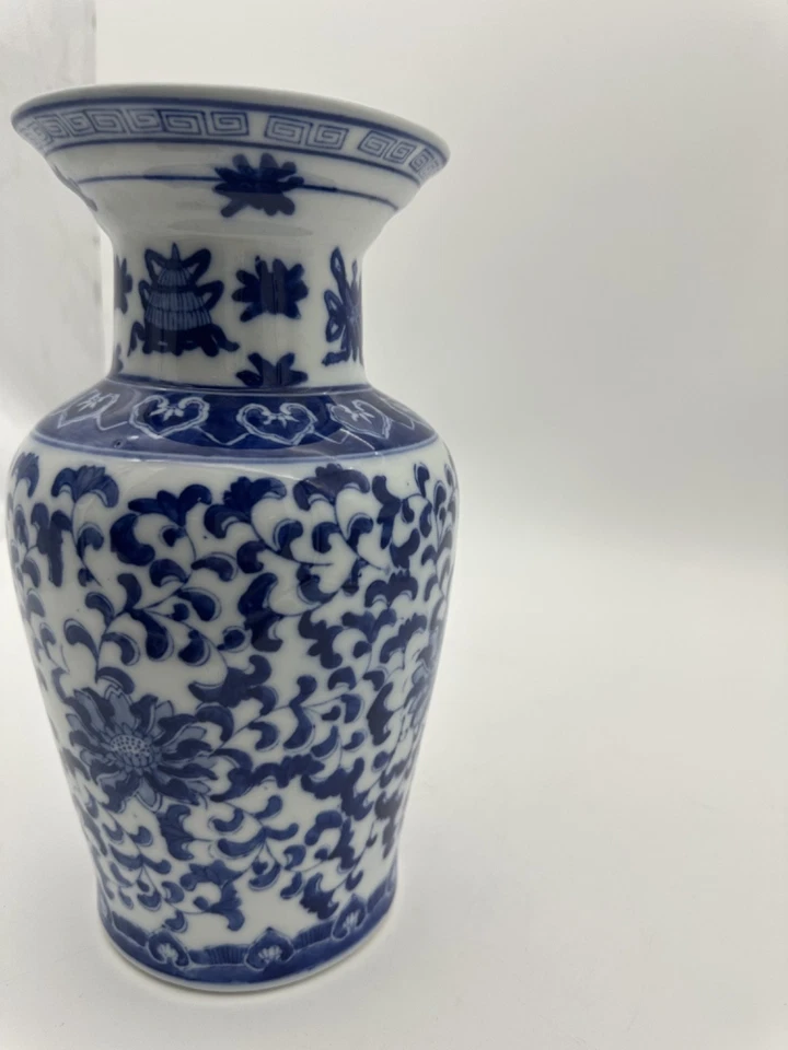 20th Century Antique Chinese Blue and White Ming Dynasty Style Vase - Image 4 of 4