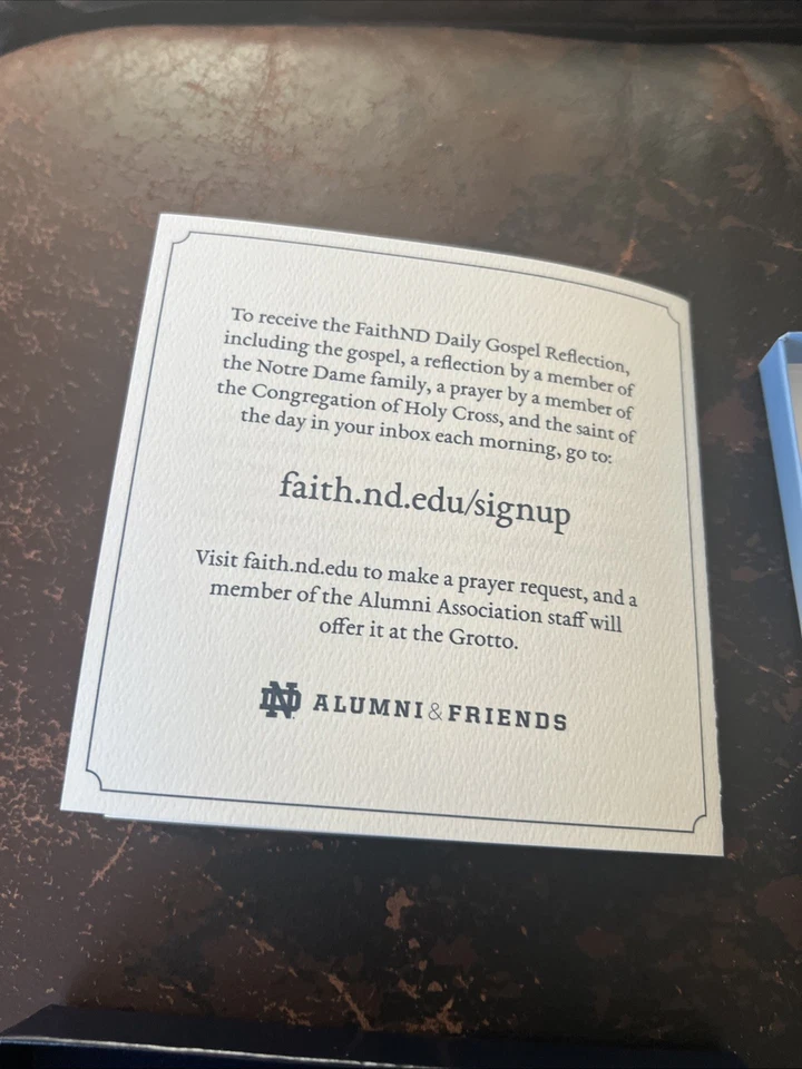 Universidad de Notre Dame Anual Coleccionable 2025 Notre Dame Nuestra Madre Ornamento. Foto 4 de 4