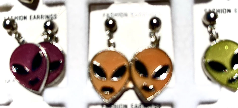 Venta al por mayor Lote 36 pendientes PR ESMALTES ALIENÍGENAS BRILLAN EN LA OSCURIDAD CON EXHIBICIÓN VENTA AL POR MENOR DE EE. UU. Foto 4 de 4
