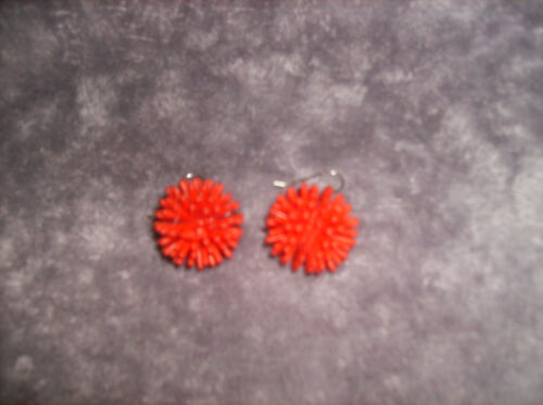 FREE SHIPPING! RED RUBBER SNOWBALL PIERCED WIRE EARRINGS 3/4" #E46 - Afbeelding 1 van 6