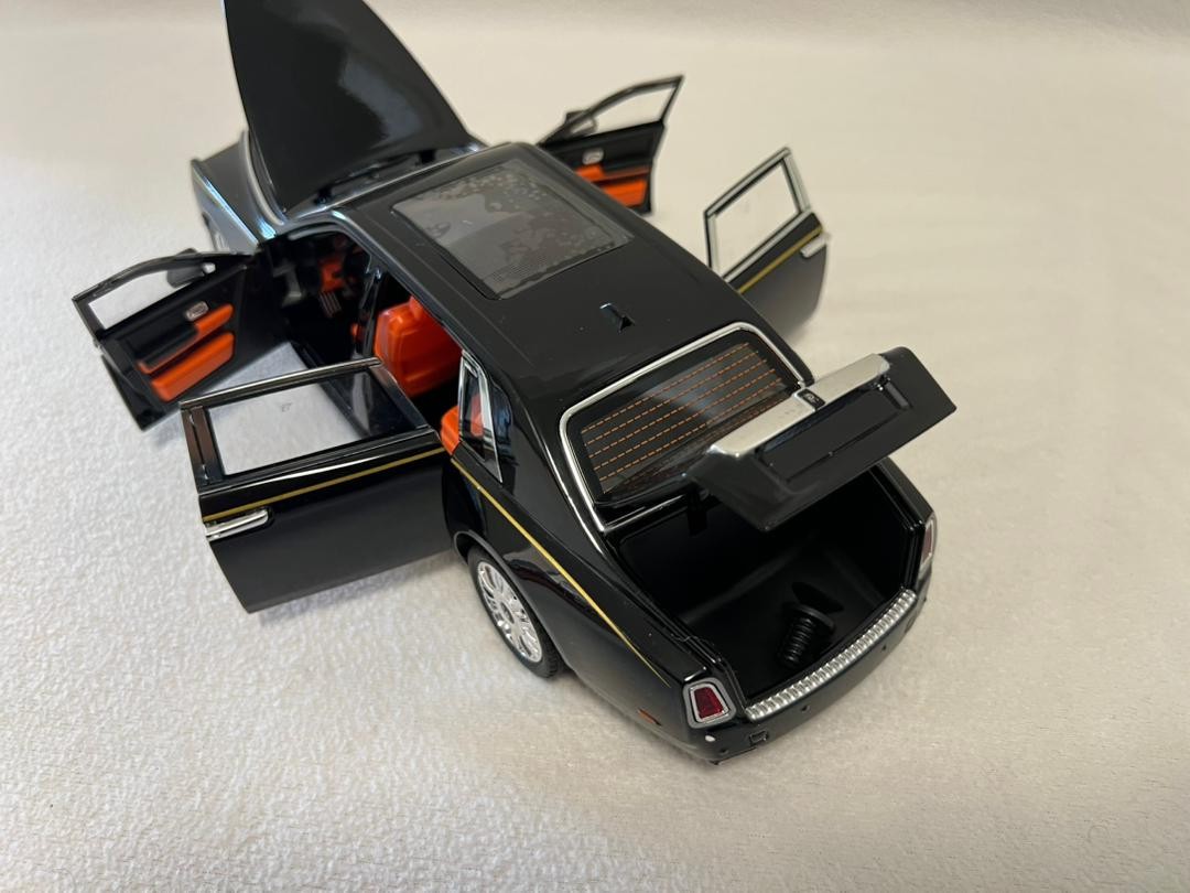 Rolls Royce Phantom Model/Diecast Car 1:18 Scale alternate view 5