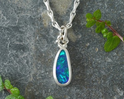 0,85 kt australischer Opal Doublet Halskette in massivem Sterlingsilber, brandneu