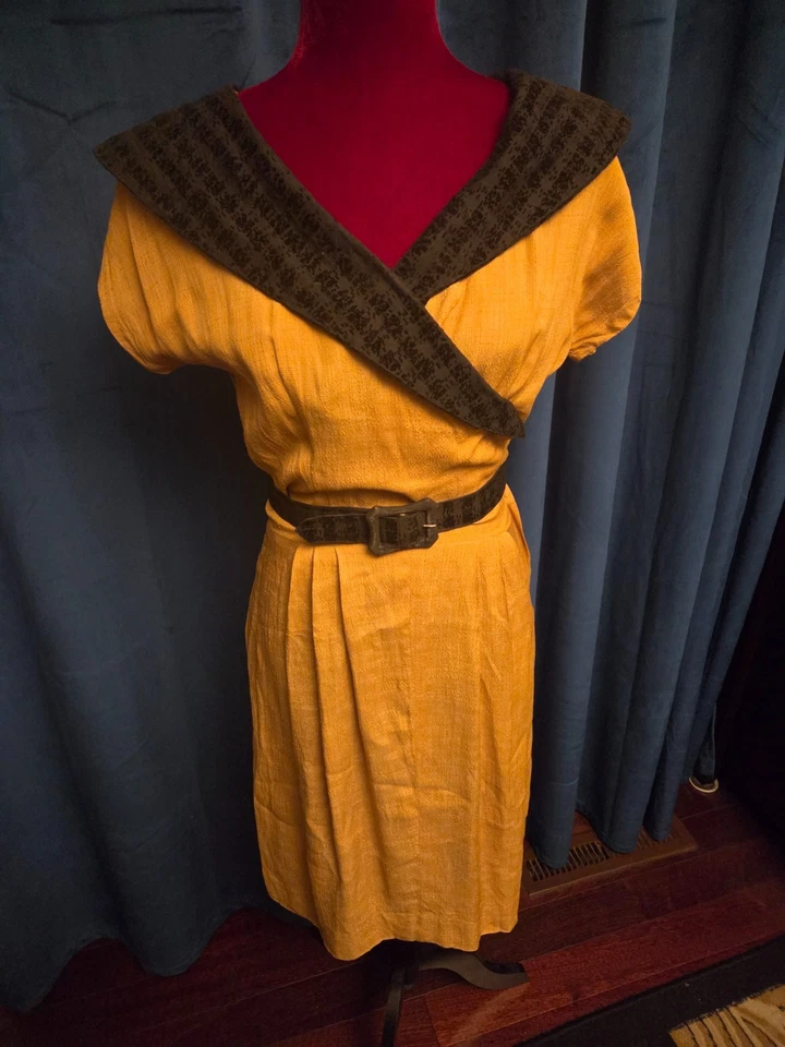 Lucille Ball 拥有和磨损 50 年代黄金丝绸和天鹅绒来自造型师 Sydney Guilaroff — 第 2/4 张图片