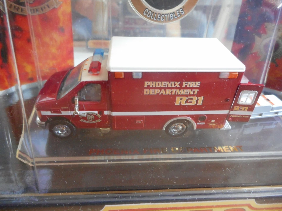 Code 3 2000 Ambulance Ford Phonix Fire Department en rouge au 1:64 en boite - Photo 2/3