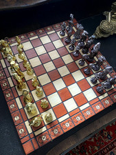 scacchiera con personaggi oro e nero