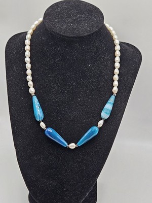 Halskette mit Süßwasserperlen und gebändertem blauem Achat mit Sterling-Verschluss und Akzenten.