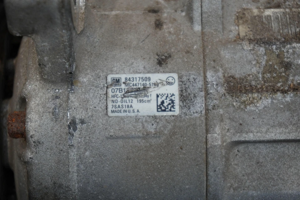 Compresor y polea de aire acondicionado 84317510 GMC Chevrolet Cadillac 2015-20 Foto 2 de 4