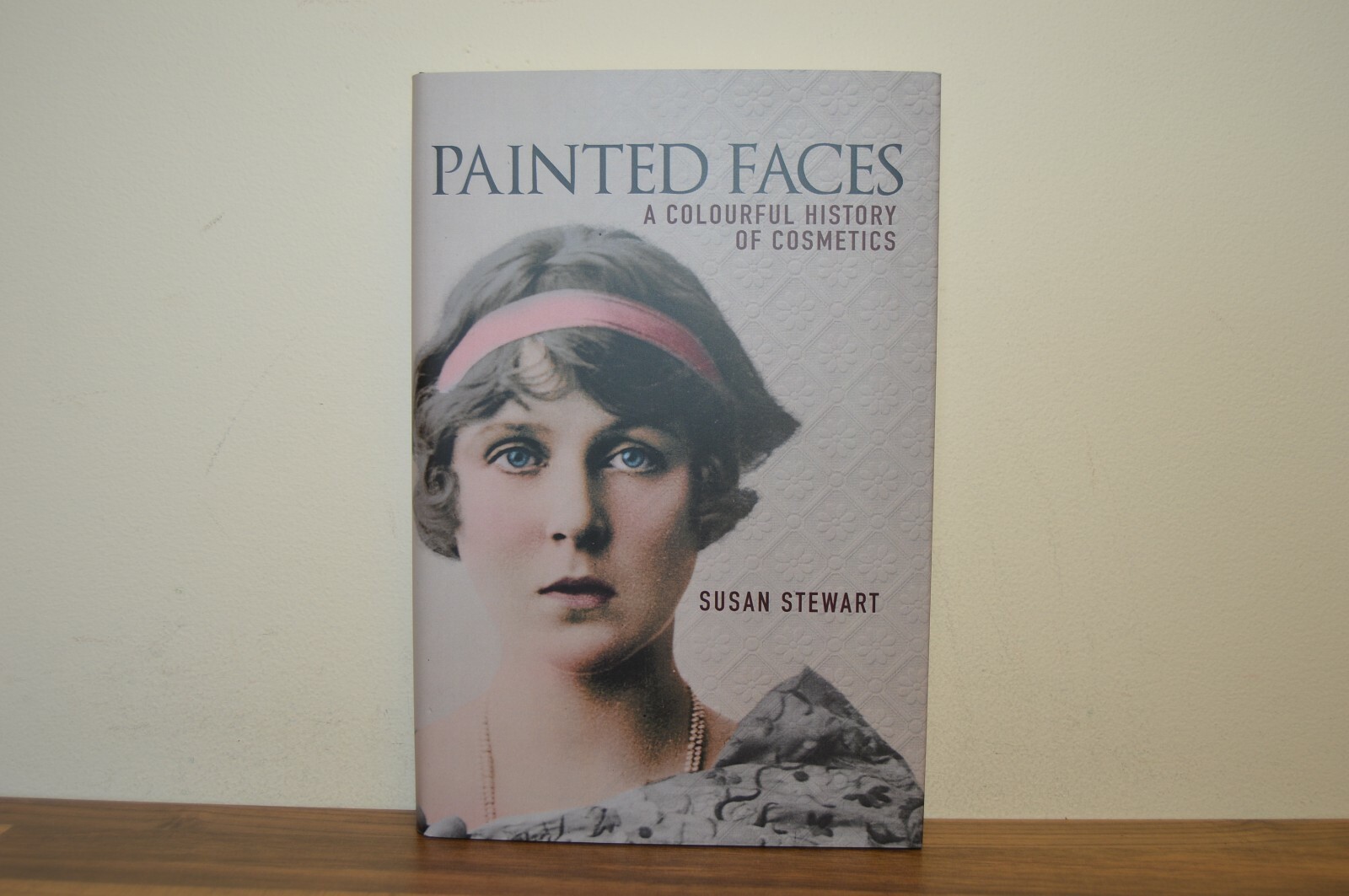 Painted Faces A Colourful History of Cosmetics - Susan Stewart H/B 2018 (B8)