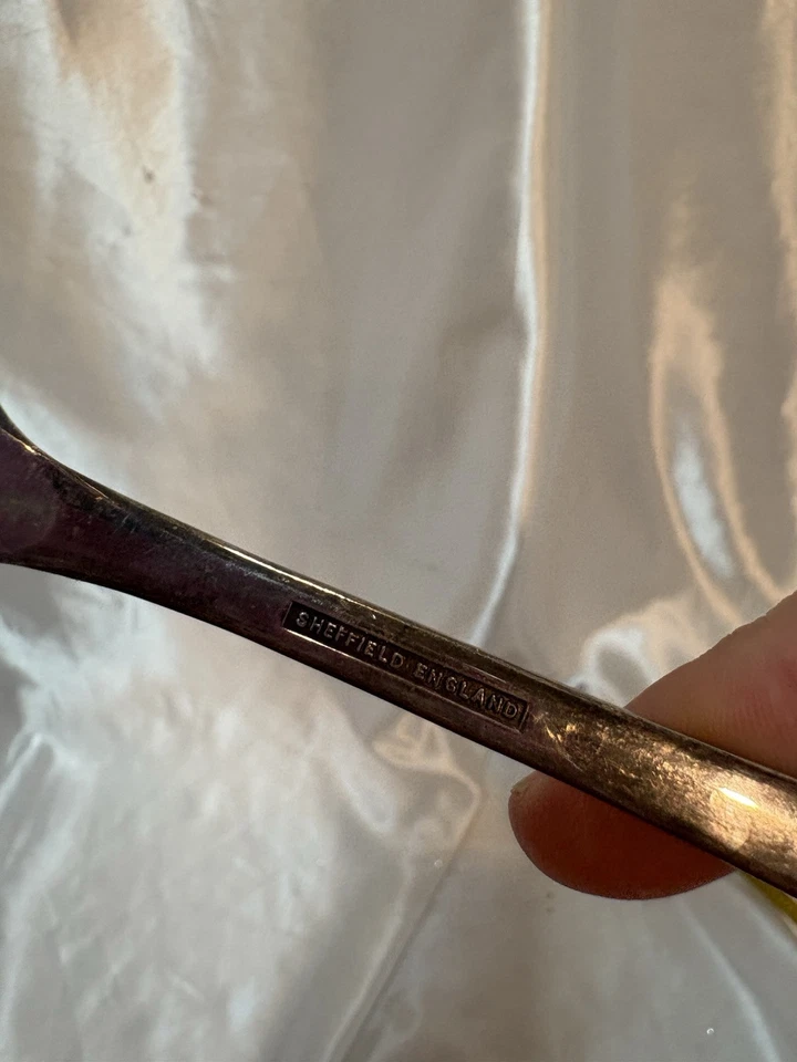 CUCHARA DE SERVIR RANURADA DISEÑO BELLOTA CHAPADA EN PLATA SHEFFIELD INGLATERRA 8,5"  Foto 4 de 4