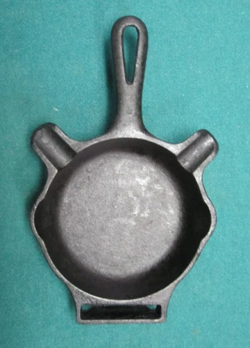 Vintage GRISWOLD 00 Mini Cast Iron Skillet Ashtray 570A w/Match Holder Erie, PA